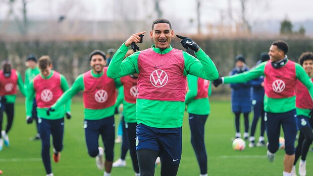 Die Spieler des VfL Wolfsburg freuen sich mit Lacroix im Training.