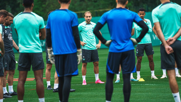 Das Team des VfL-Wolfsburg versammelt sich auf dem Trainingsplatz. Neuzugang Lovro Majer ist mit dabei.