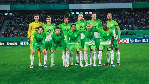 Die Startaufstellung des VfL Wolfsburg vor dem Spiel gegen RB Leipzig in der zweiten Runde des DFB-Pokals.