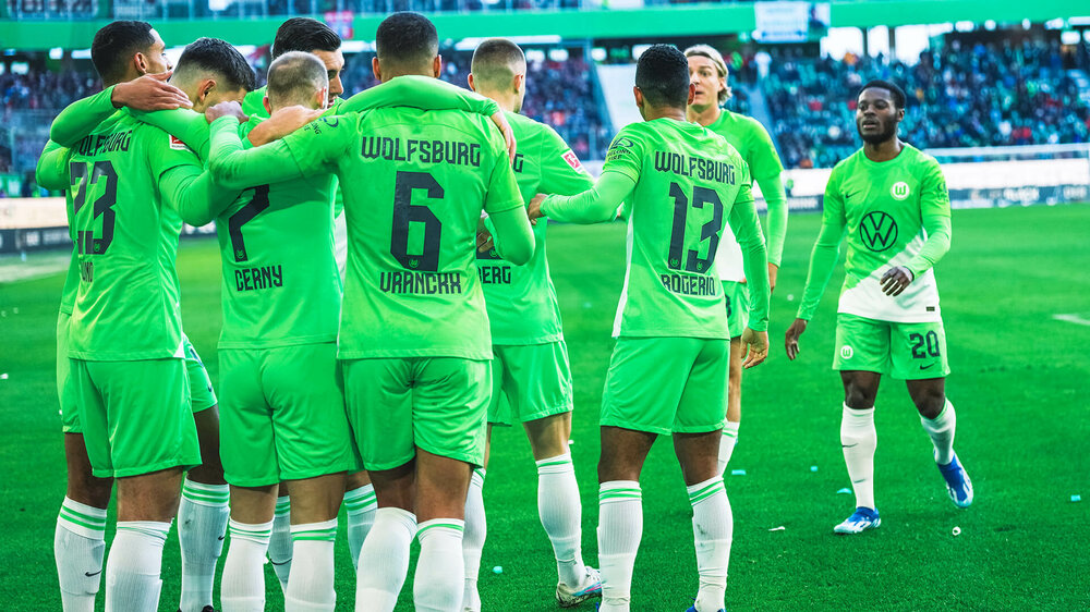 Die Spieler vom VfL Wolfsburg jubeln nach einem Tor.