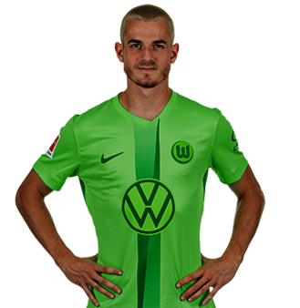 Der VfL Wolfsburg Spieler Jakub Kaminski posiert mit den Händen in der Hüfte.