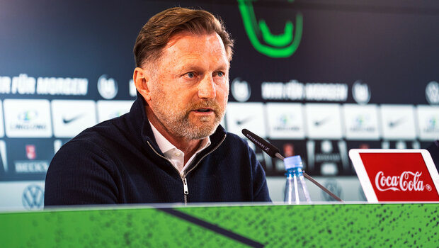 VfL Trainer Ralph Hasenhüttl sitzt bei der Pressekonferenz zu seiner Vorstellung am Pult.