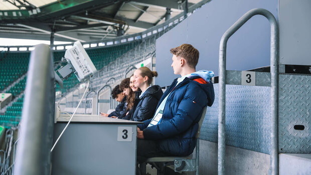 Die Teilnehmer vom VfL-Wolfsburg-Zukunftstag sitzen auf den Medienplätzen.