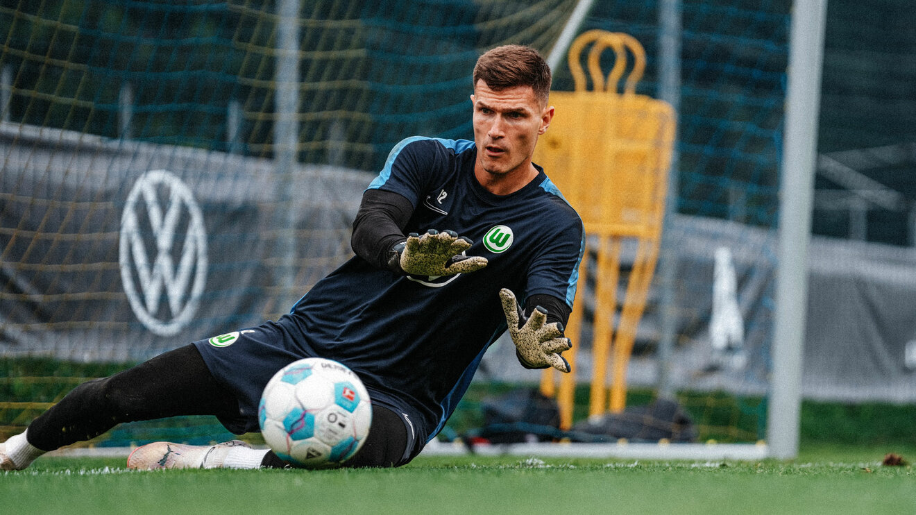 Der VfL-Wolfsburg-Torhüter Pavao Pervan bei einer Parade.