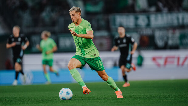 VfL-Wolfsburg-Spieler Jakub Kaminski läuft mit dem Ball.