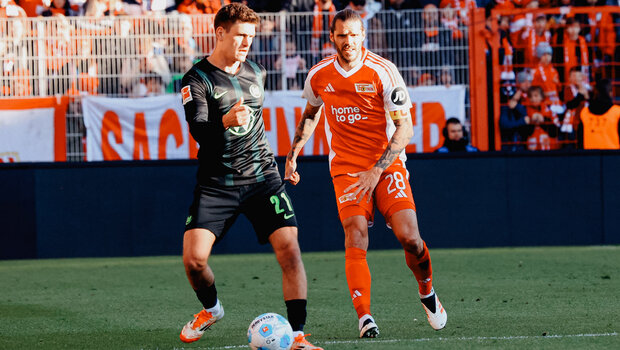 VfL-Wolfsburg-Spieler Joakim Maehle läuft mit dem Ball.