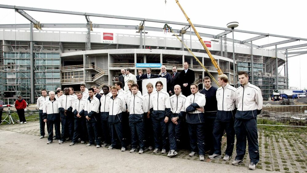 Die Mannschaft des VfL Wolfsburg vor der unfertigen Volkswagen Arena im Jahr 2002.