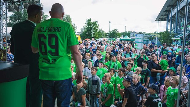 Fans beim Familienfest des VfL Wolfsburg.