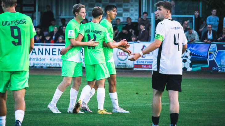 U19-Spieler des VfL Wolfsburg jubeln nach einem Tor.