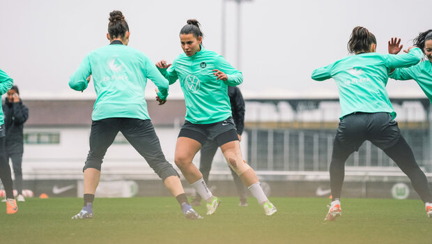 VfL-Spielerin Lena Oberdorf mit ihren Teamkolleginnen beim Zirkeltraining.