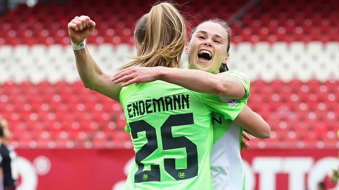 VfL-Wolfsburg-Spielerin Pajor bejubelt gemeinsam mit Endemann ihren Treffer im Spiel.