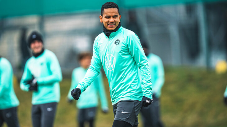 Der VfL-Wolfsburg-Spieler Rogerio lächelt auf dem Trainingsplatz.