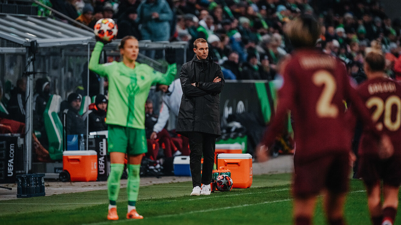 VfL-Wolfsburg-Frauen-Trainer Tommy Stroot steht an der Seitenlinie des AOK Stadion.