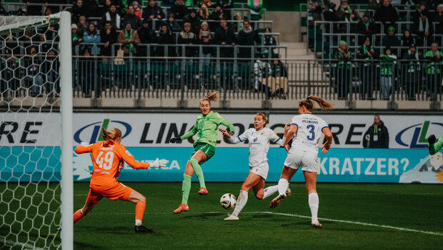 VfL-Wolfsburg-Spielerin Janina Minge läuft in den Strafraum der gegnerischen Mannschaft.
