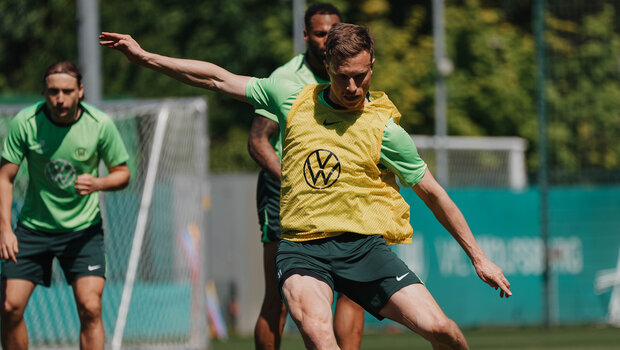 Dere VfL-Wolfsburg-Spieler Yannick Gerhardt in einer Schussbewegung.