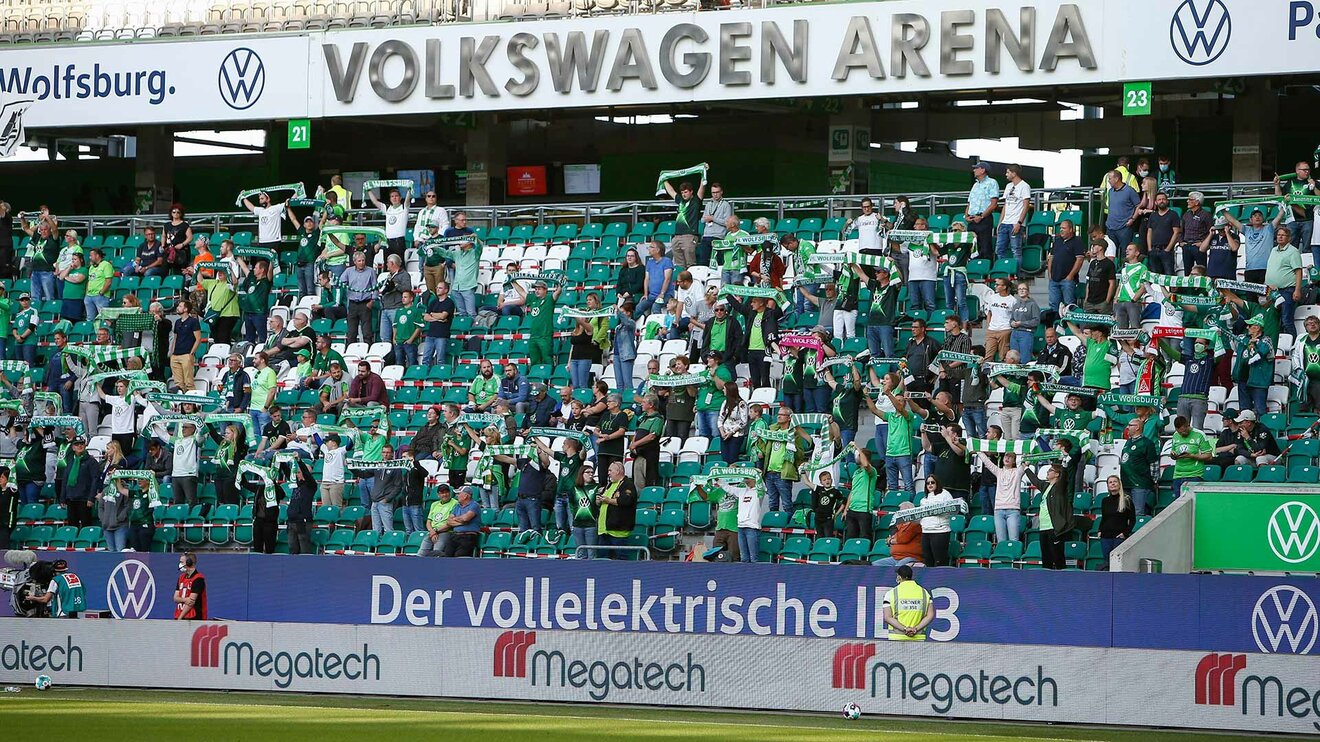 Fans des VfL-Wolfsburg in der Volkswagenarena.