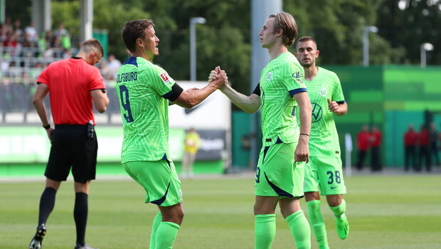 Max Kruse gratuliert Patrick Wimmer zum ersten Tor gegen den Brentford FC im VfL Wolfsburg Heimspiel.
