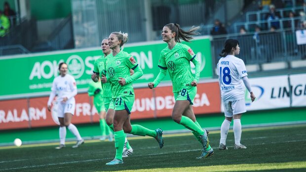 Die Frauen vom VfL Wolfsburg jubeln nach einem Tor.