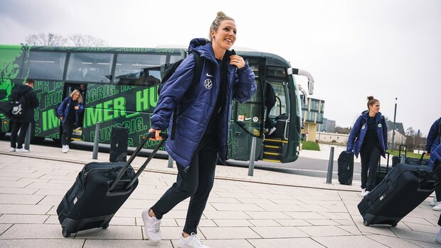 Die VfL-Wolfsburg-Spielerin Svenja Huth auf dem Weg zum Flugzeug Richtung Paris.