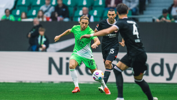 VfL-Wolfsburg-Spieler Lovro Majer im Zweikampf mit einem Gegenspieler.
