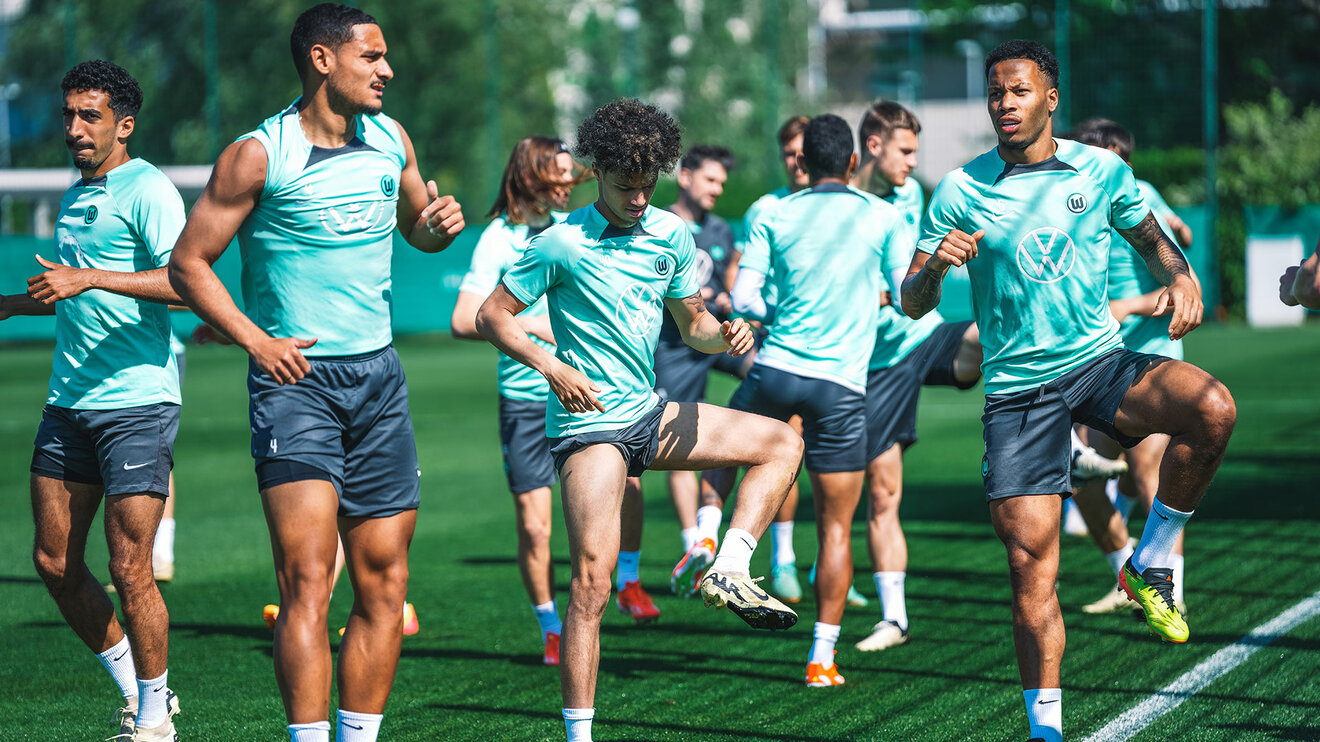 Koordinationsübung mehrerer Spieler des VfL Wolfsburg während einer Trainingseinheit - im Vordergrund Maxence Lacroix, Kevin Paredes und Aster VRanckx. 