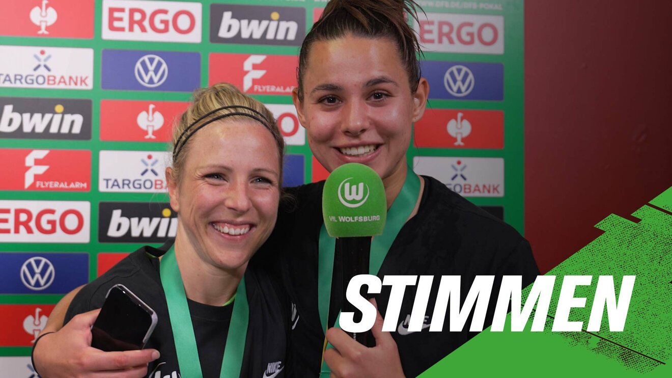 Die VfL-Wolfsburg-Spielerinnen Lena Oberdorf und Svenja Huth lachen beim Interview in die Kamera.