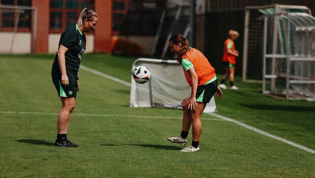 VfL Wolfsburg Spielerin bei einer Ballübung mit einer Trainerin.