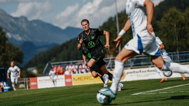 Der VfL-Wolfsburg-Spieler Kevin Behrens läuft zum Ball.