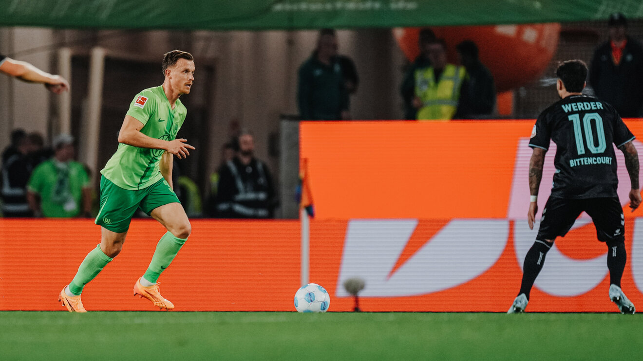 VfL-Wolfsburg-Spieler Yannick Gerhardt läuft mit dem Ball.
