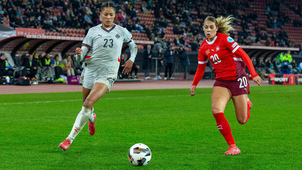 VfL Wolfsburg Spielerin Sveindis Jonsdottir auf dem Spielfeld im Trikot der isländischen Nationalmannschaft.