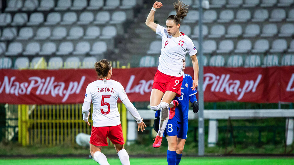 Ewa Pajor jubelt nach einem Tor im Länderspiel Polens und springt in die Luft. 