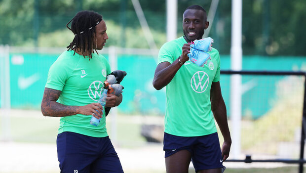 Die VfL Wolfsburg-Spieler Kevin Mbabu und Josuha Guilavogui auf dem Weg zum Training.