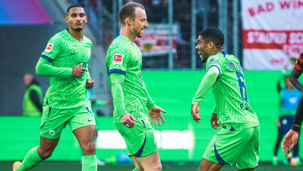 Maximilian Arnold jubelt mit seinen Mitspielerin des VfL Wolfsburg.