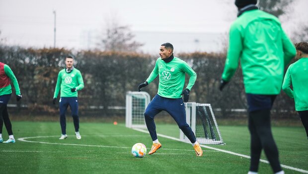 Der VfL Wolfsburg-Spieler Maxence Lacroix läuft mit dem Ball.