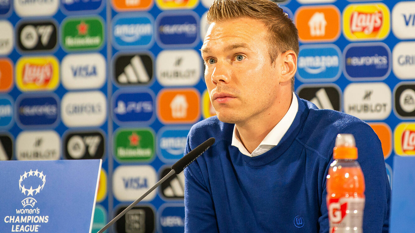 VfL Wolfsburgs Trainer der Frauen, Tommy Stroot, in der Pressekonferenz vor dem UWCL Rückspiel gegen Arsenal.