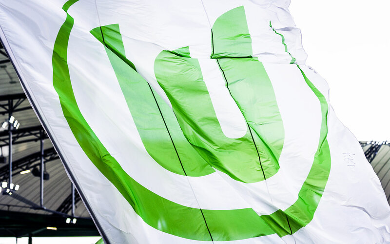 Fahne mit VfL Wolfsburg Logo.