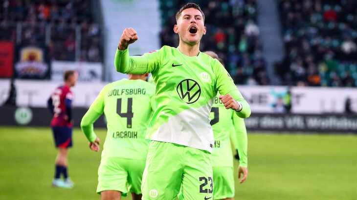 VfL-Wolfsburg-Spieler Wind bejubelt einen seiner Treffer im Spiel.