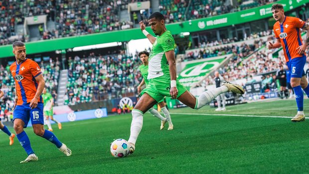 VfL-Wolfsburg-Spieler Moritz Jenz spielt einen Pass. 