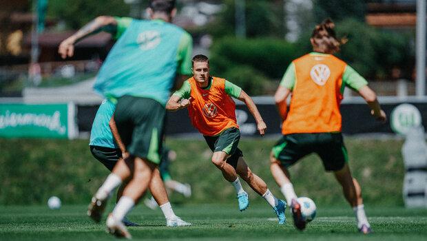 VfL-Wolfsburg-Spieler Mattias Svanberg läuft und fokussiert den Ball an..