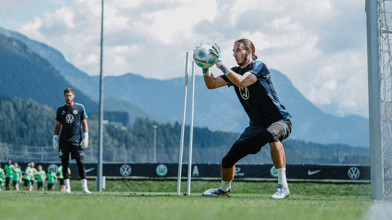 VfL-Wolfsburg-Torwart Kamil Grabara fängt im Tarining einen Ball.