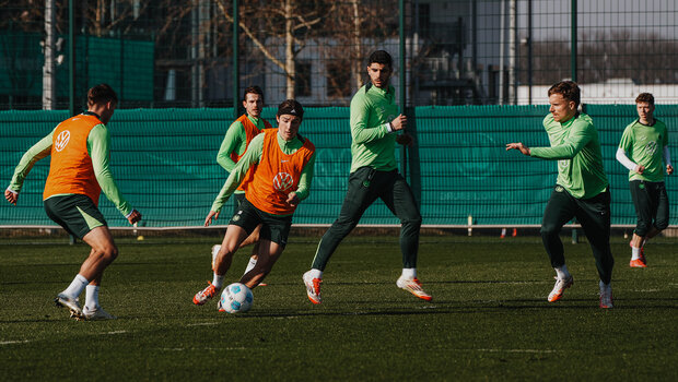 Der VfL-Wolfsburg-Spieler Bennit Bröger am Ball.