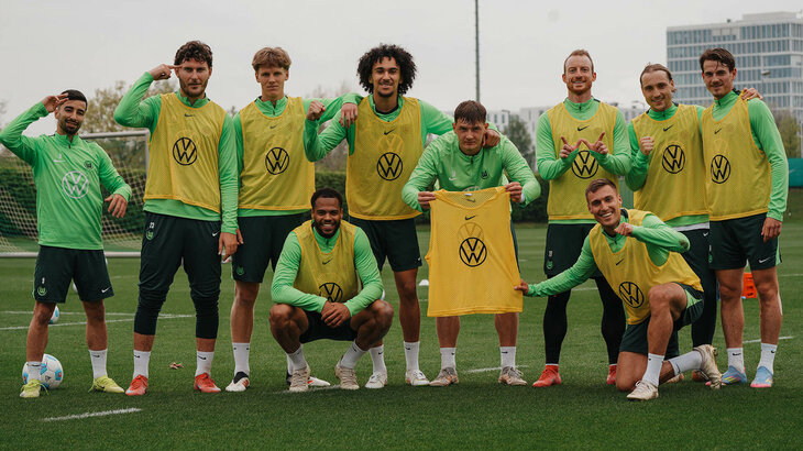 Das Gewinnerteam des Trainingsspiels posiert für die Kamera.