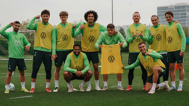 Das Gewinnerteam des Trainingsspiels posiert für die Kamera.