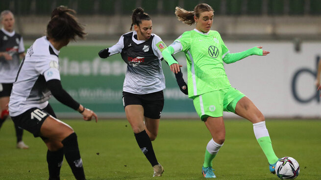 Wölfin Jill Roord am Ball im Spiel gegen den FC Sand.