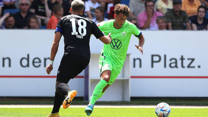 Der VfL Wolfsburg-Spieler Luca Waldschmidt im Zweikampf um den Ball.