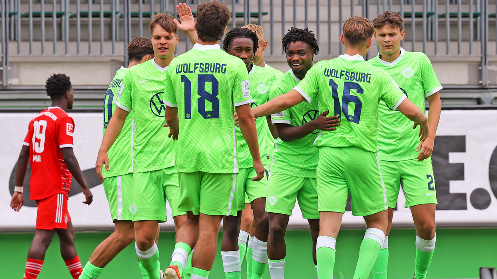 Die U19 des VfL Wolfsburg jubelt zusammen nach einem Tor.