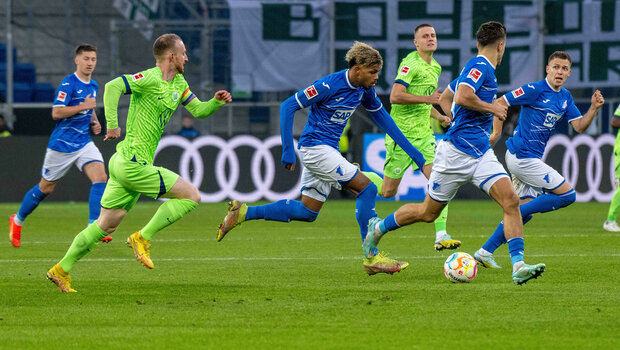 VfL-Wolfsburg-Spieler Maximilian Arnold im Laufduell gegen einen Spieler von Hoffenheim.