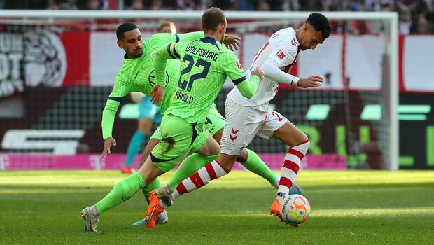 Maximilian Arnold und Teamkollege Maxence Lacroix verteidigen den Ball und attackieren einen Gegenspieler beim Spiel VfL Wolfsburg gegen den 1. FC Köln.