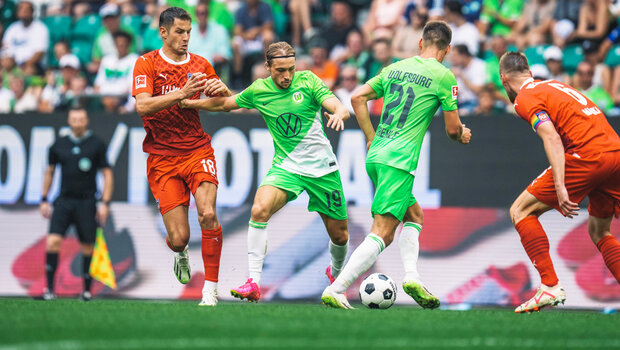 Joakim Maehle und Lovro Majer vom VfL Wolfsburg behaupten den Ball im Vierkampf.