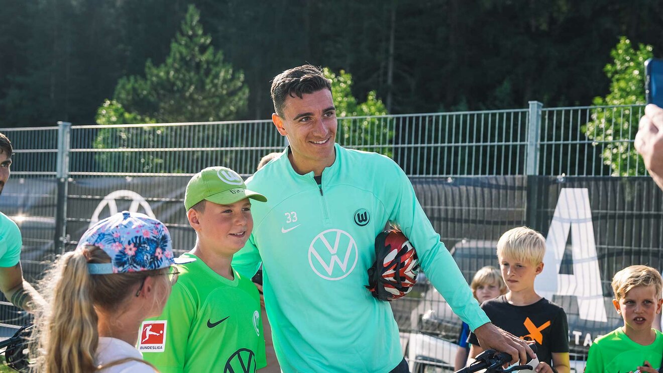 VfL-Wolfsburg-Spieler Cedric Zesiger macht Fotos mit einem Fan.